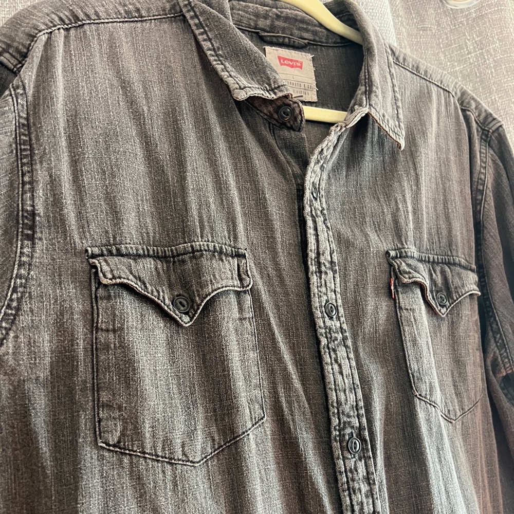 Levi’s Men’s black/gray denim button down shirt with branded buttons - Large - Picture 4 of 14